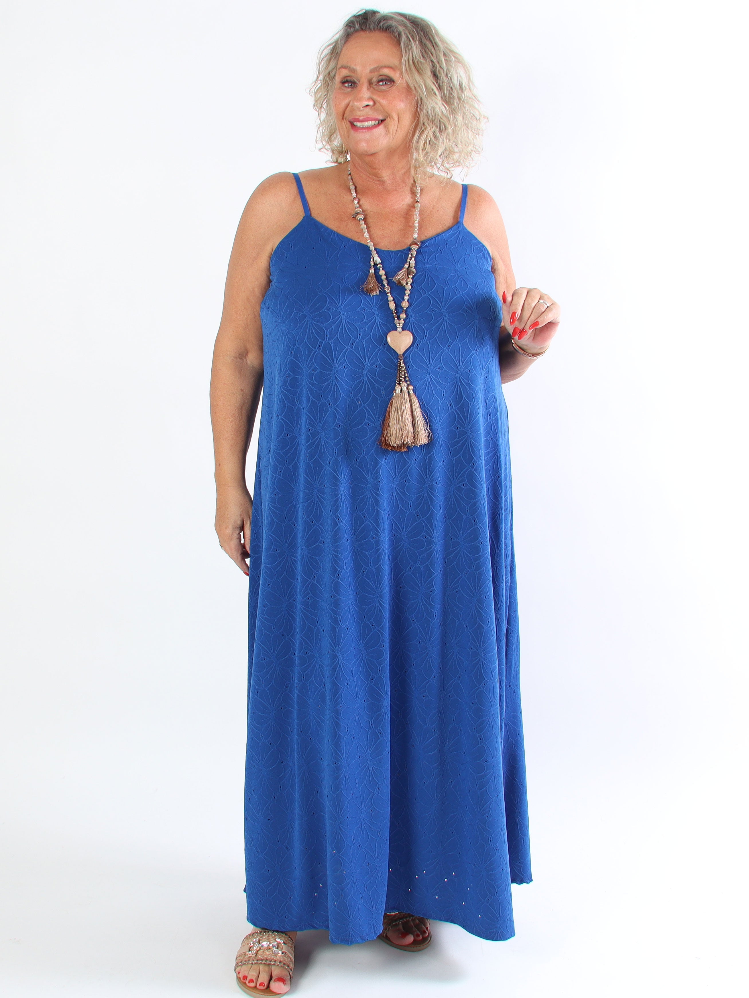 Emilie - Plus size-klänning i mjukt tyg med broderie anglaise